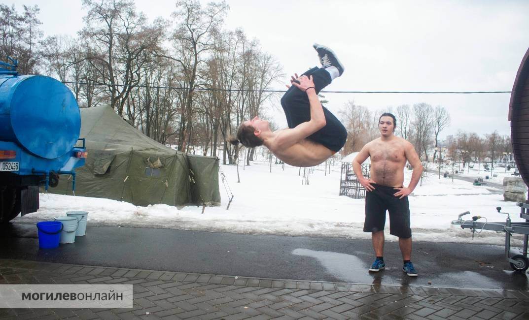 Две модельки обливаются водой