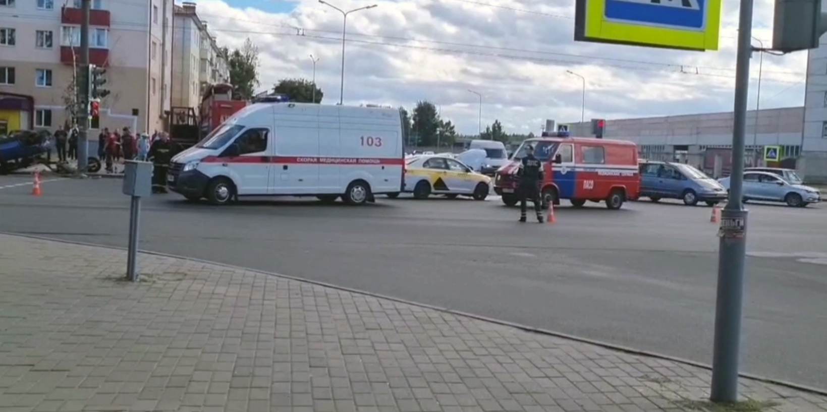 В Могилеве ещё одно страшное ДТП: легковушка врезалась в столб и перевернулась