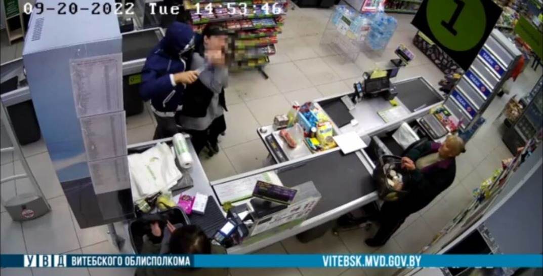 В витебском «Евроопте» мужчина с ножом напал на продавщицу и потребовал выручку — его выгнали другие сотрудники магазина