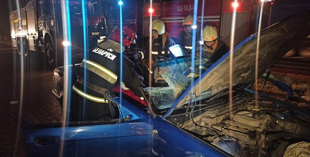 МЧС показало, как спасало двух парней, которые вчера на BMW врезались в трактор в Могилевском районе