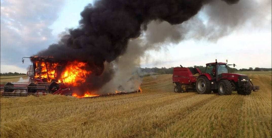 В Могилевском районе в поле сгорел комбайн