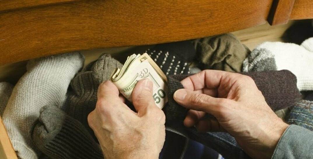 Могилевчанин пришёл в гости к другу, а потом незаметно вынес из его квартиры больше 2,7 тысяч рублей