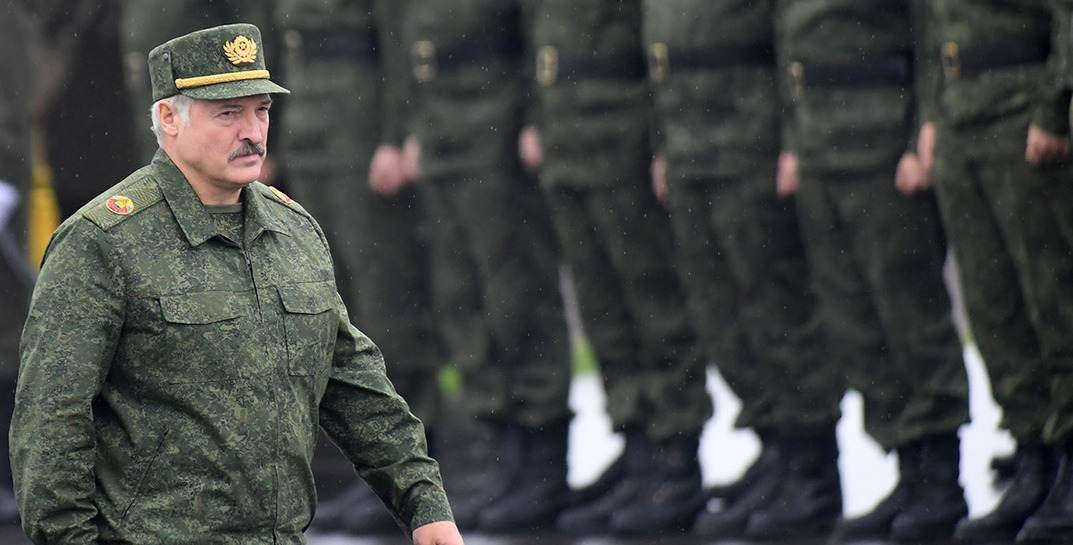 Лукашенко лишил воинских званий более 80 бывших силовиков и прокуроров