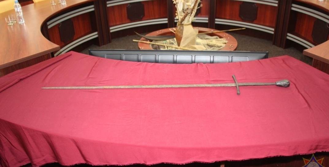 В Полоцком районе рыбак искал в реке сома, а выловил древний меч