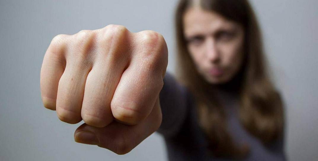 В Могилеве мать должника напала на судебного исполнителя, теперь ей грозит до 5 лет тюрьмы