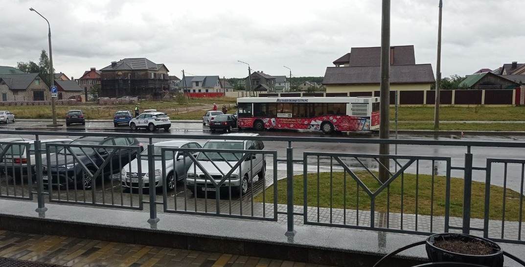 В Могилеве столкнулись легковушка и пассажирский автобус