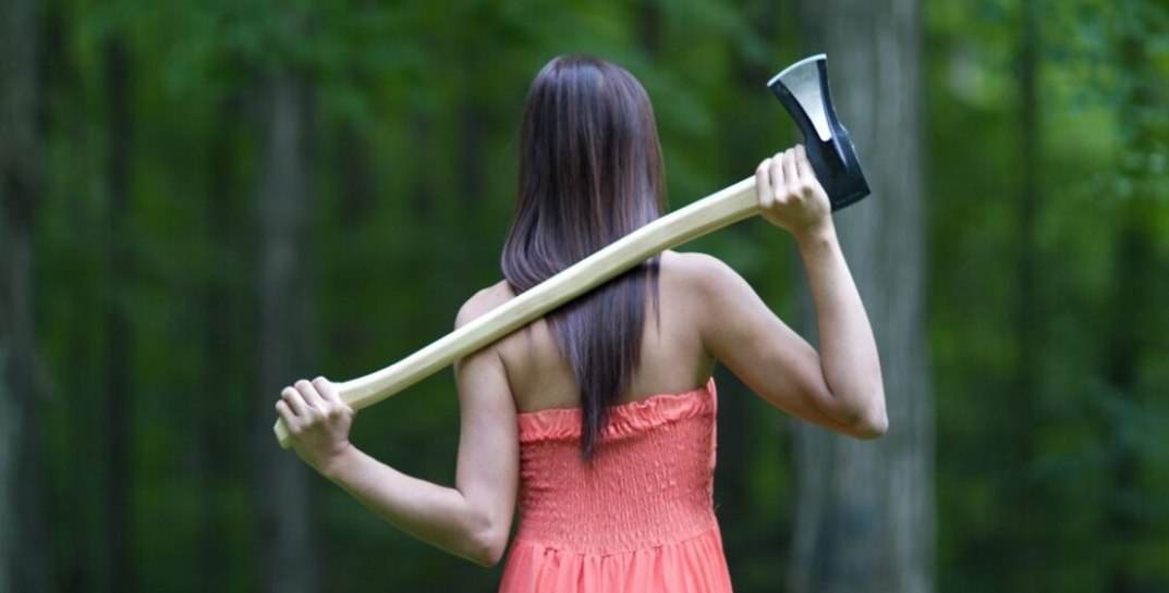 В Молодечно 35-летняя женщина 15 минут избивала подругу топориком для мяса — хотела наказать за то, что та полоснула её ножом