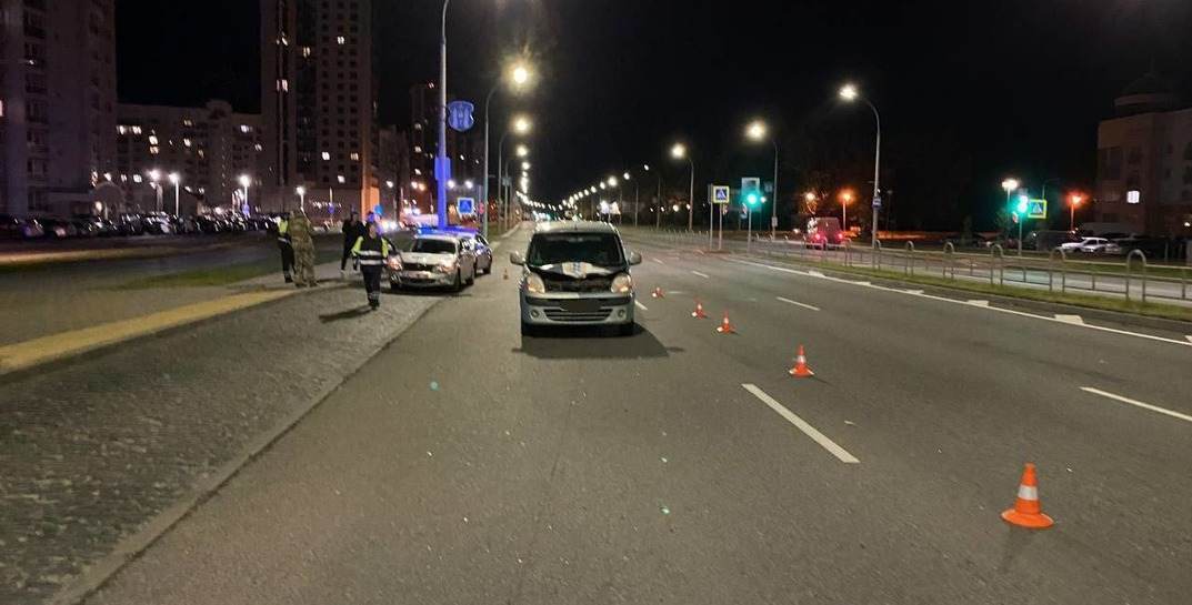 В Могилеве школьница перебегала дорогу на красный и попала под машину
