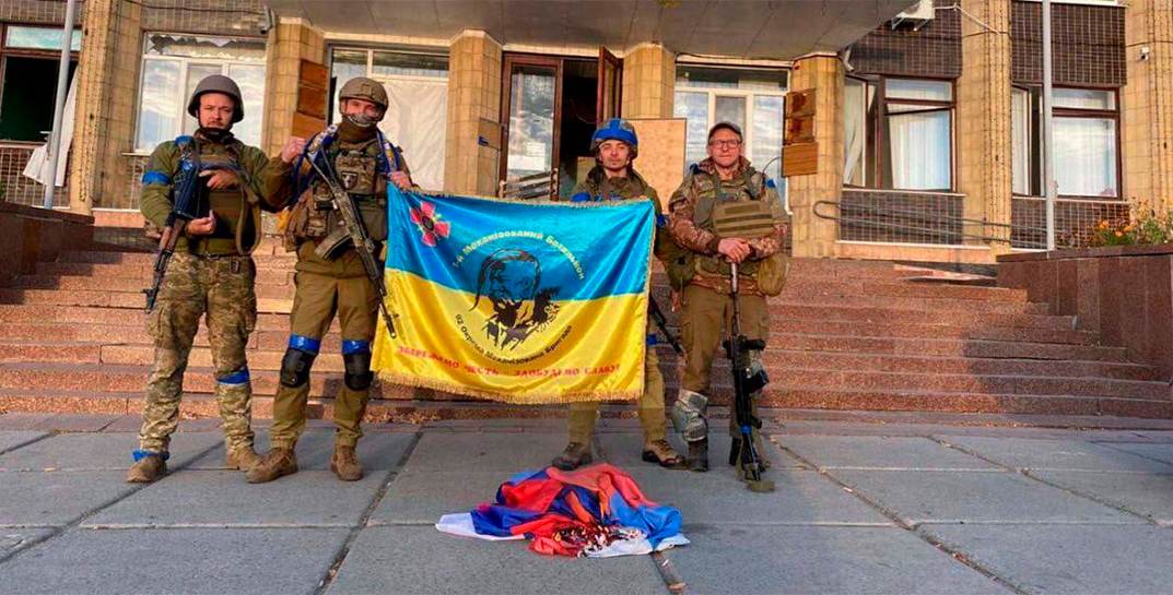 В телеграм-каналах появились фото и видео с украинскими военными, которые, как утверждается, зашли в город Купянск в Харьковской области