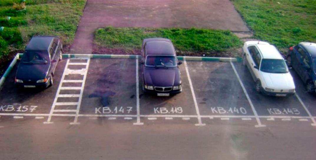В Гомеле жильцы дома самовольно организовали «персональную» парковку с номерами квартир. ГАИ: так нельзя