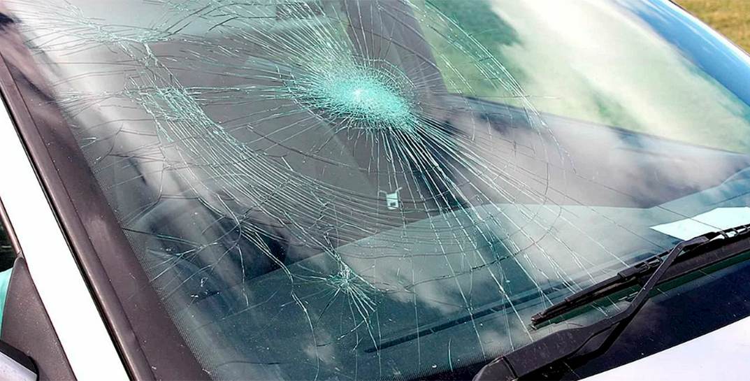 18-летний житель Осиповичей решил проверить сигнализацию чужого автомобиля — для этого бросил в машину камень с крыши девятиэтажки
