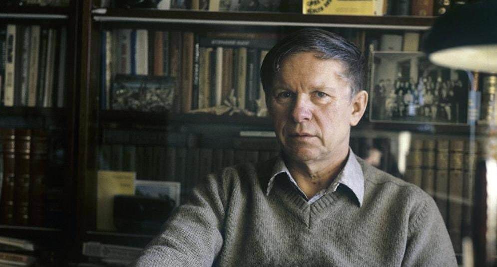 Лукашенко рассказал школьникам, что родственники Василя Быкова продавали награды писателя на рынке