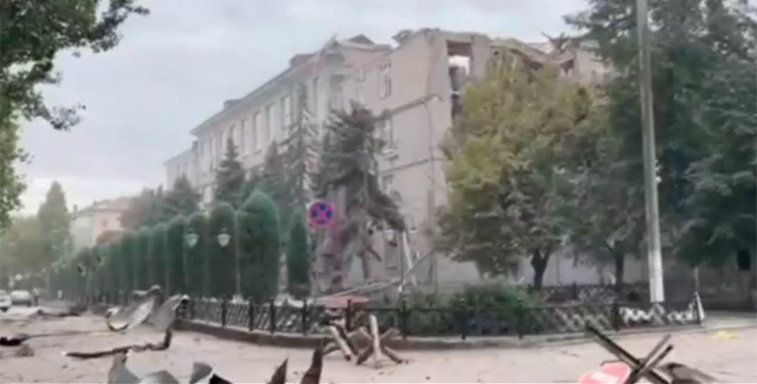 В Херсоне ВСУ нанесли ракетный удар по пророссийской администрации региона, также сообщается о взрыве в Генпрокуратуре ЛНР. Осторожно, жесткое видео!