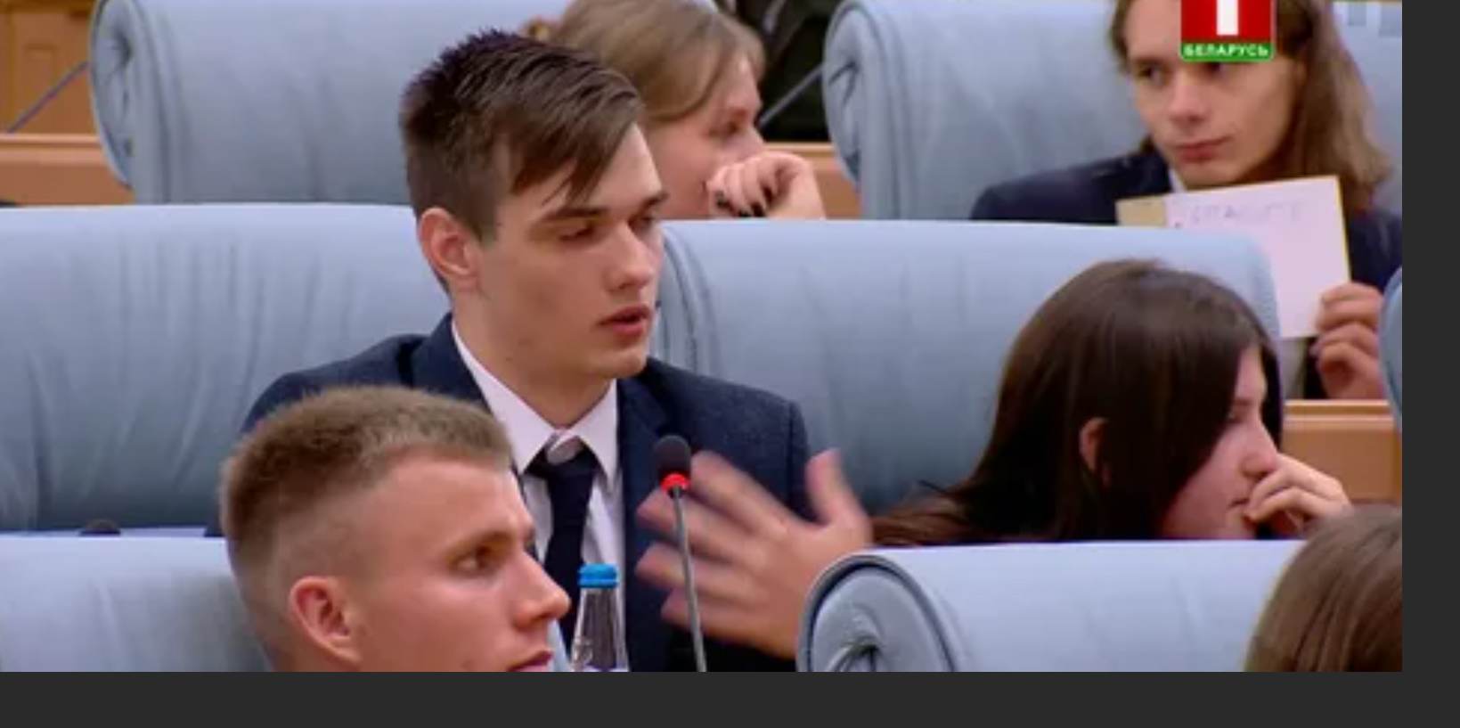 Нашли парня, который на уроке Лукашенко поднял плакат «Спасите». Говорит, что сильно проголодался