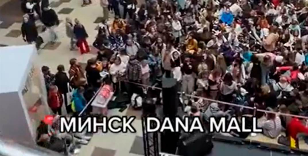 В столичном Dana Mall на встречу с 12-летней тиктокершей собралась толпа. Встреча закончилось давкой и приездом скорых