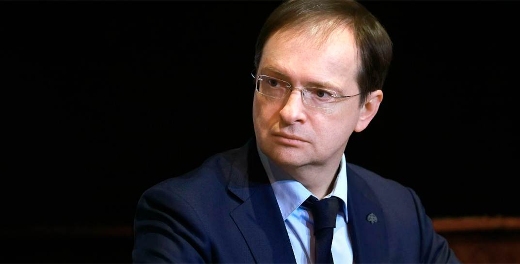 Помощник Путина Владимир Мединский сломал ногу и пришел в Кремль с костылем