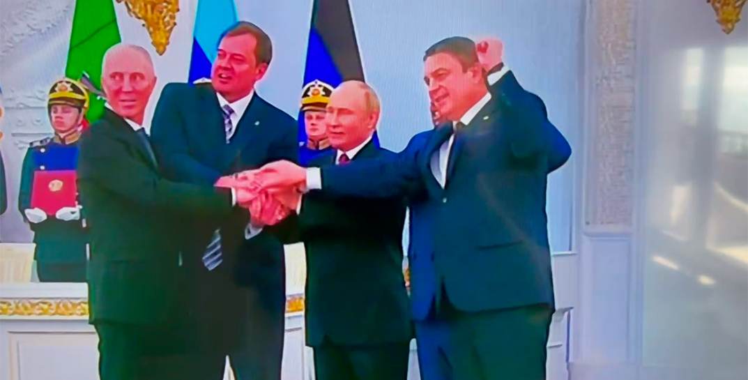 Договор о вхождении украинских территорий в состав России подписан в Кремле. Подписание завершилось скандированиями «Россия! Россия!»