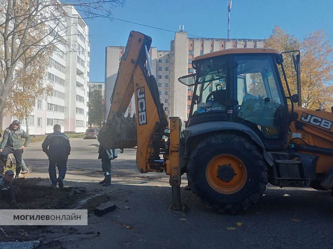 Только начался отопительный сезон — и в Могилеве ремонтируют трубы. При этом автобус вынужден ездить по газону