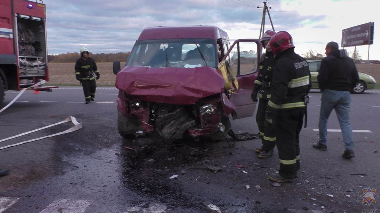 Серьезное ДТП произошло под Могилевом — работники МЧС спасли водителя