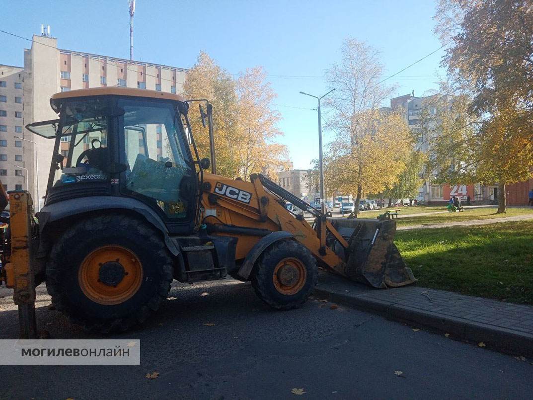 Только начался отопительный сезон — и в Могилеве ремонтируют трубы. При этом автобус вынужден ездить по газону
