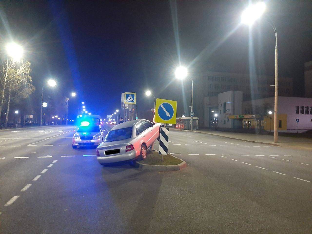 ГАИ рассказала подробности загадочного ночного ДТП на Якубовского, где Audi повисла на светофоре