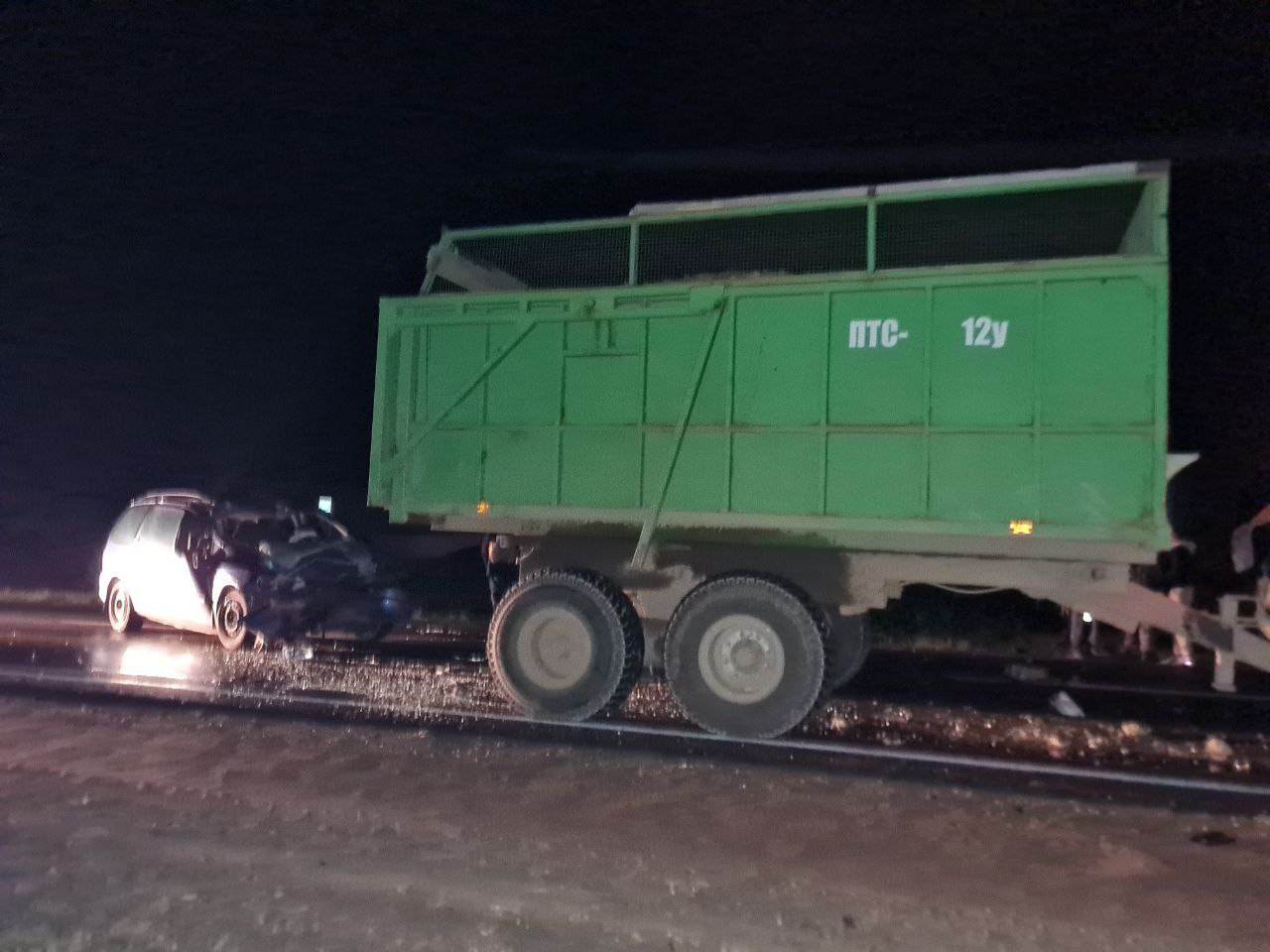 Очередное «осеннее» ДТП: в Шкловском районе водитель врезался в стоящий трактор, машина разбита, водитель тяжело травмирован