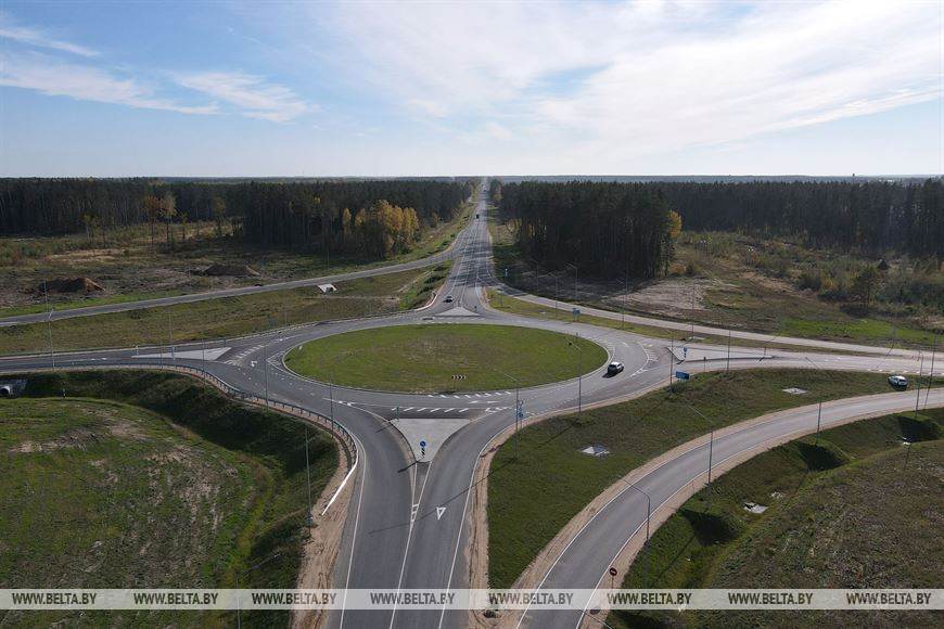 Кольцевая дорога вокруг Могилева получит статус магистральной с присвоением номера М-15. Транзитное движение по юго-западному обходу планируется запустить уже 7 ноября
