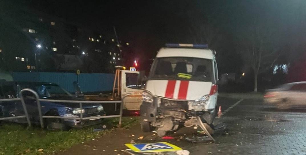 Вчера вечером в Могилеве случилось очень серьёзное ДТП: столкнулись машина «скорой» и легковушка