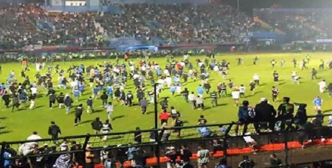 В Индонезии в давке на футбольном матче погибли более 120 человек