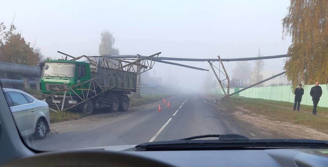 В Могилеве за утро в ДТП попали два грузовика: один врезался в столб, другой — в металлическую опору трубопровода