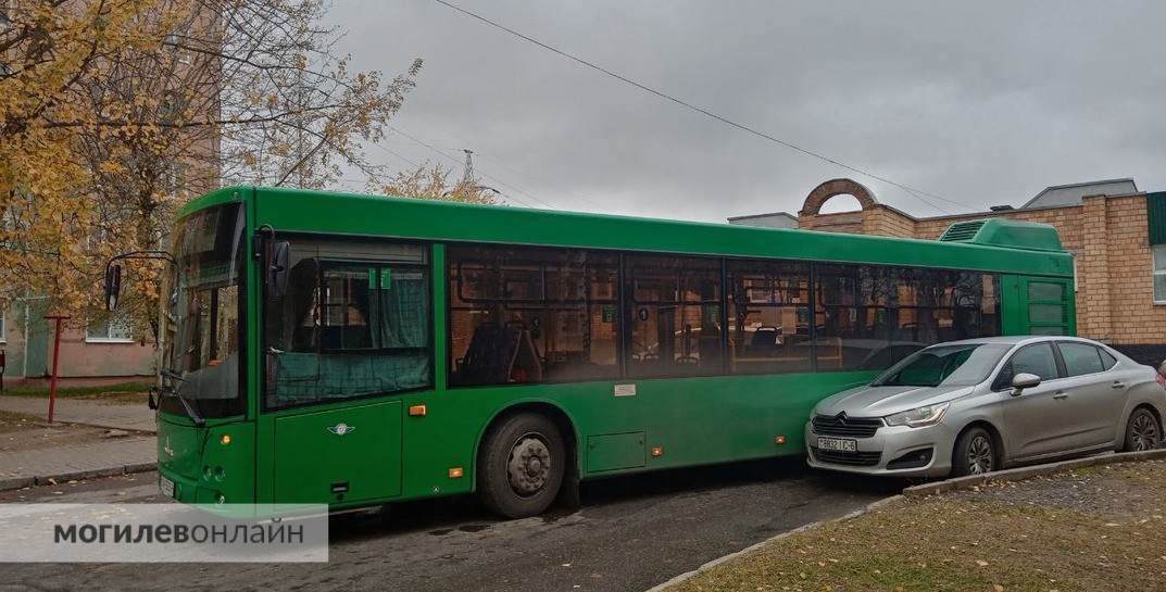 В Могилеве легковушка столкнулась с автобусом
