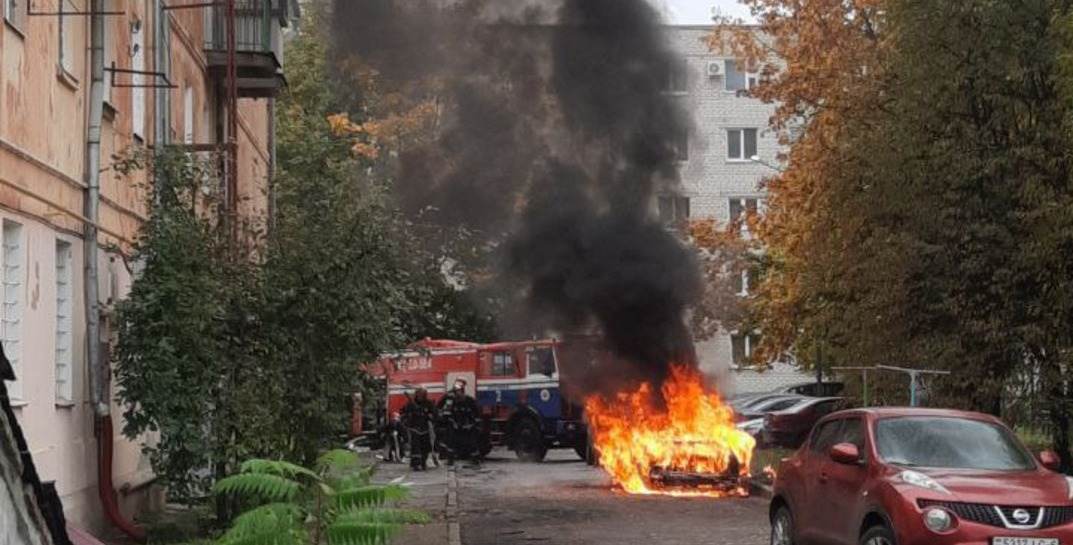 В Могилеве во дворе сгорела легковушка