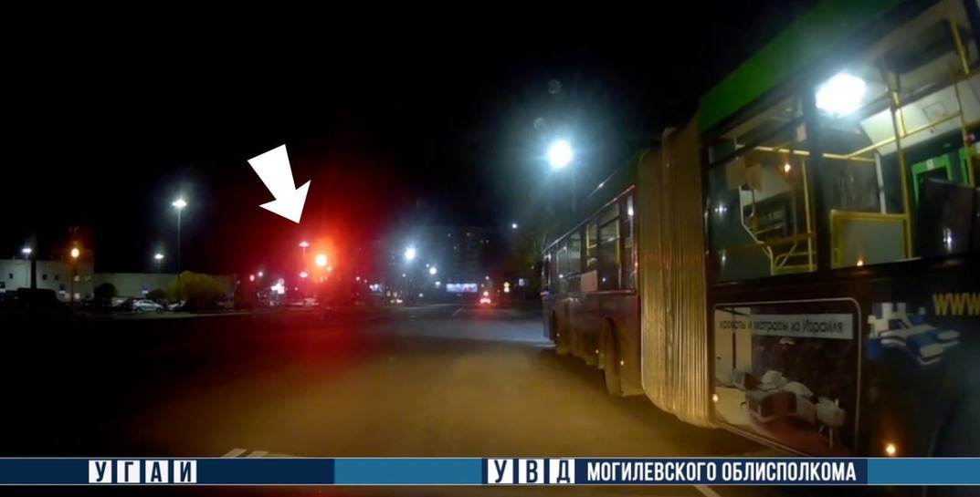 Могилевская ГАИ по видео с регистратора наказала водителя автобуса, который проехал перекресток на «красный»