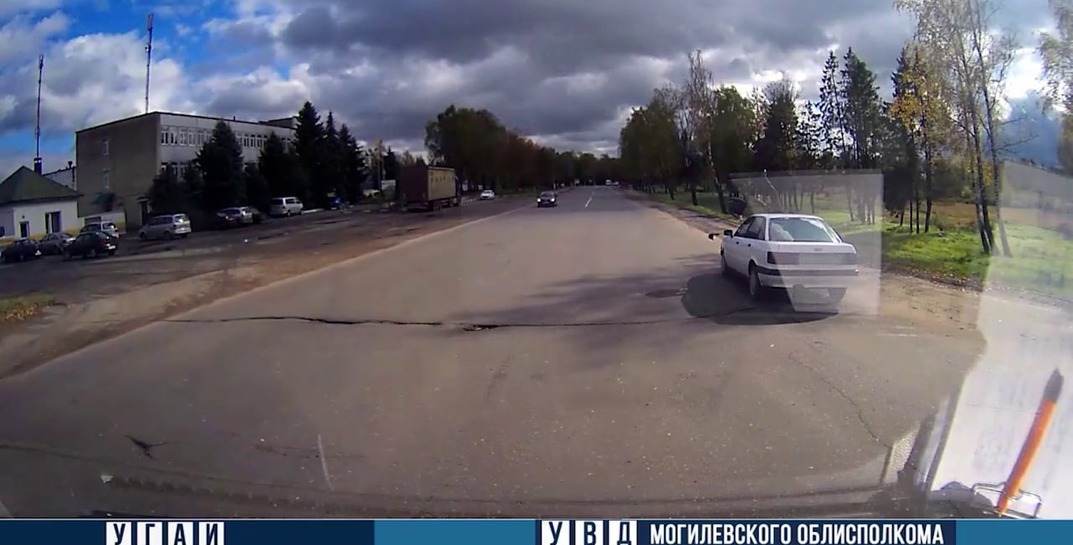 В Кричеве 74-летний мотоциклист столкнулся с легковушкой — момент ДТП попал на видео