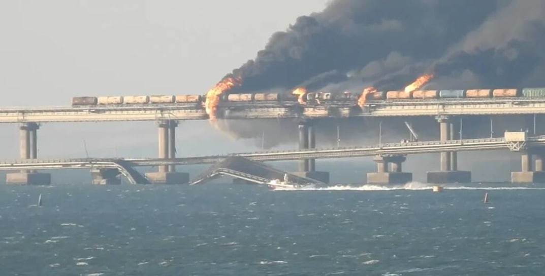 По Крымскому мосту возобновилось движение транспорта
