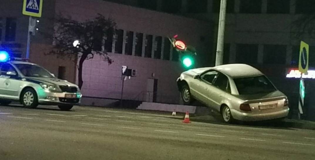 В Могилеве сегодня ночью случилось необычное ДТП: легковушка наехала на дорожный знак и повисла на нём
