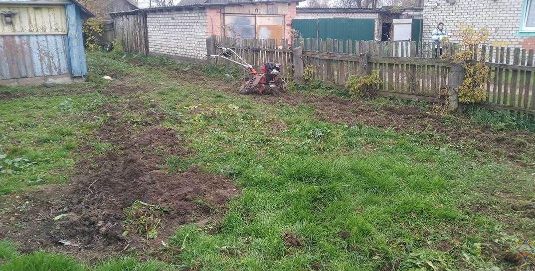 В Краснопольском районе мужчину зажало в мотокультиваторе — помогали спасатели