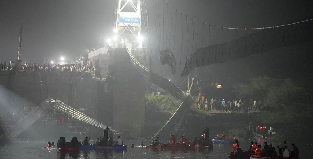 В Индии обрушился мост, на котором находилось около 500 человек