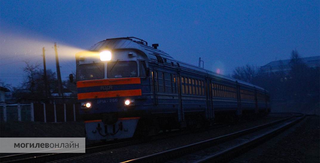В Осиповичах пассажирский поезд едва не сбил мужчину — машинисту пришлось экстренно тормозить