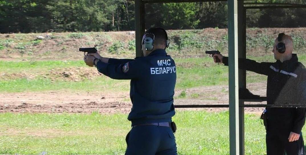 В Беларуси сотрудникам МЧС раздали оружие на случай беспорядков и вооруженного конфликта