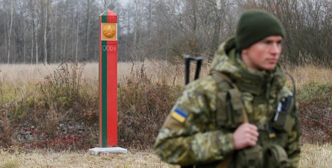 Глава Госпогранкомитета рассказал, что украинцы на границе с Беларусью демонстративно ставят мины, а еще вывесили чучело