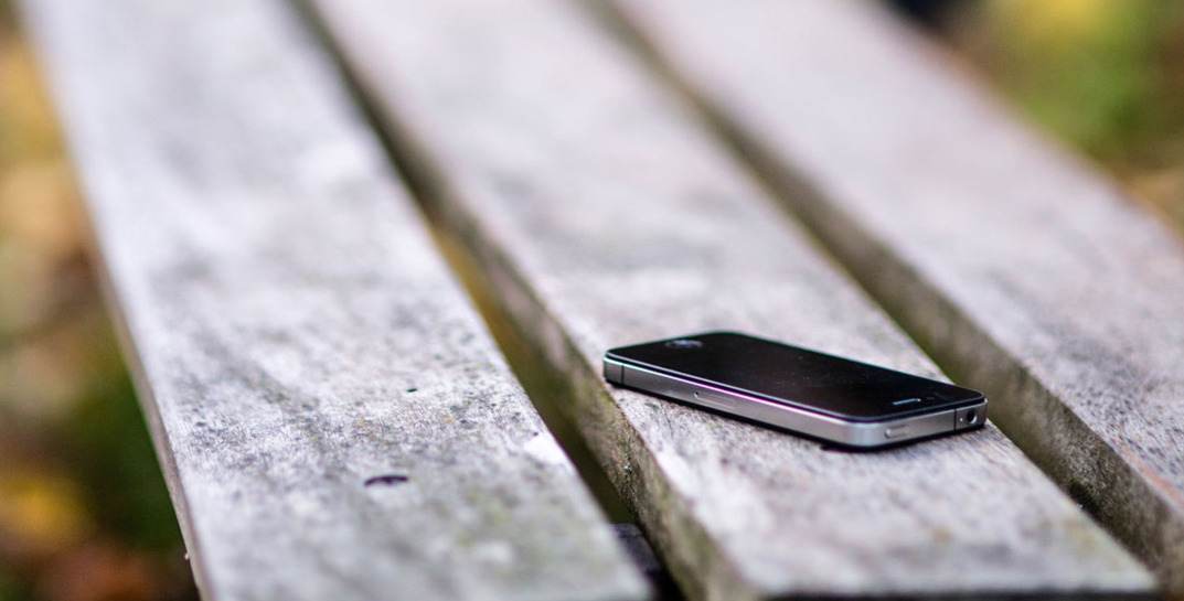 17-летний могилевчанин забрал себе лежащий на скамейке чужой телефон — возбуждено уголовное дело