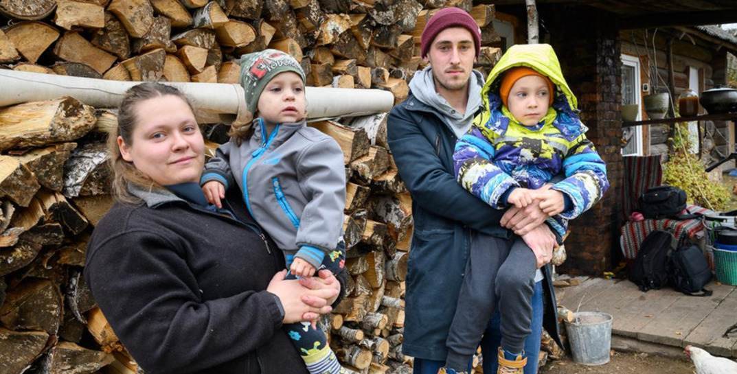 Многодетная семья из Бобруйска оставила квартиру в райцентре ради домика в деревне. Что дальше?
