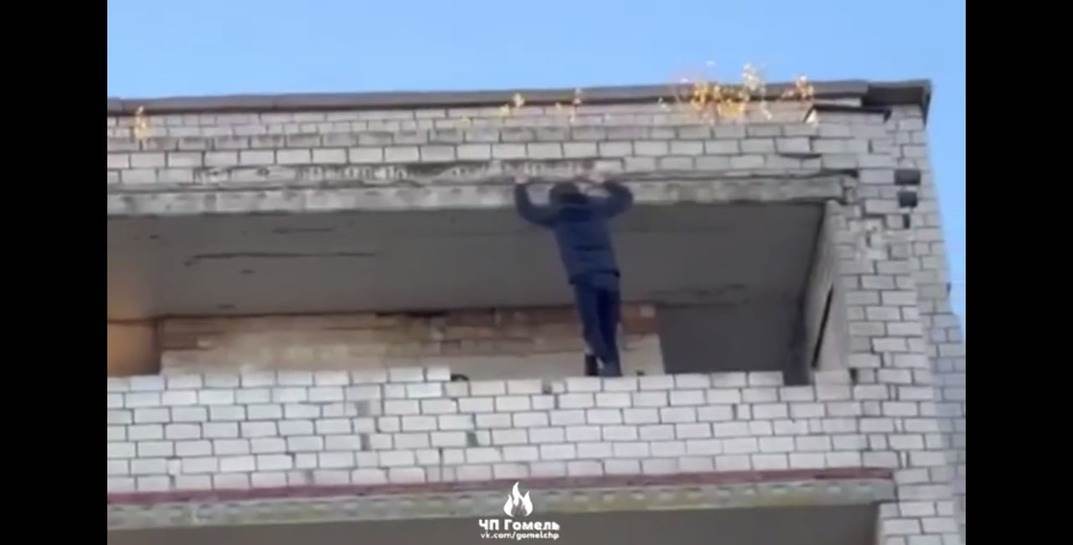 Жуткое видео: в Гомеле дети ходили по перилам балкона на девятом этаже