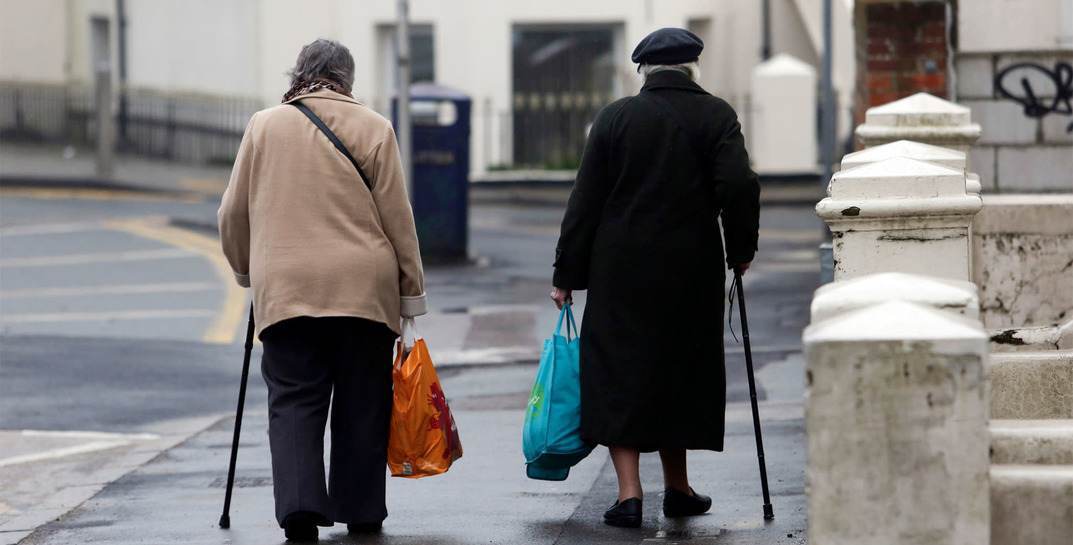 В Могилеве мужчина помог 70-летней пенсионерке донести сумки, а затем ее ограбил