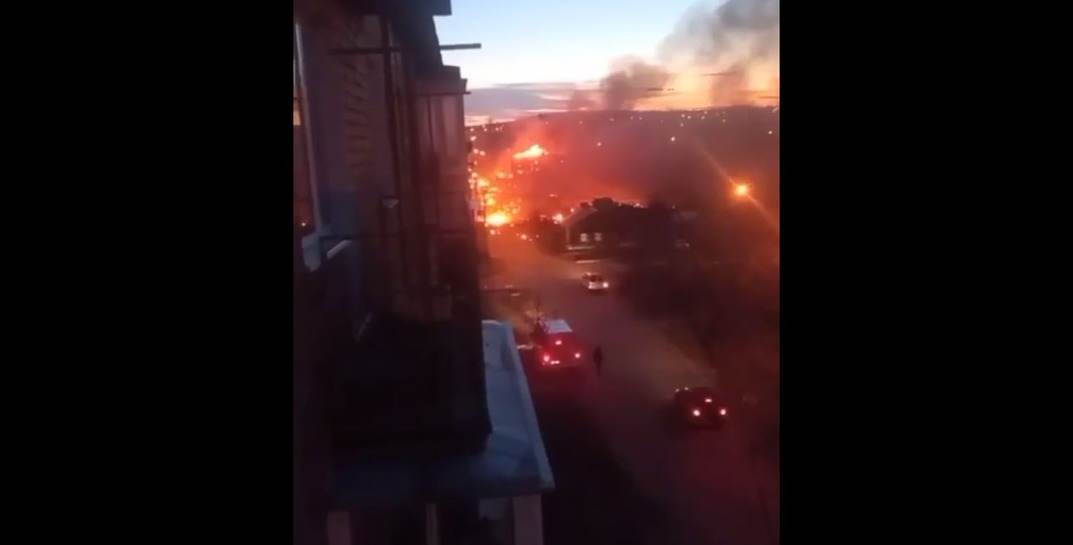 В Иркутске самолет Су-30 упал на двухэтажный дом
