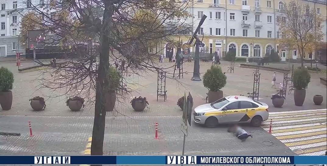 В Могилеве таксист сбил девушку на пешеходном переходе — она в больнице