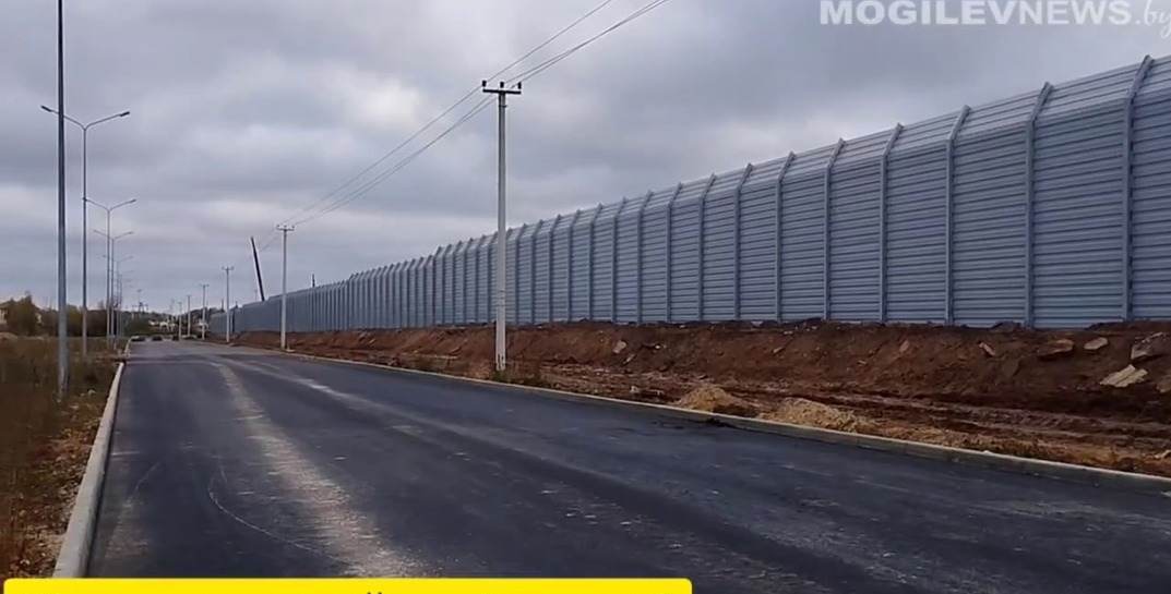 В микрорайоне Спутник-2 в Могилеве установили шумозащитные экраны вдоль железной дороги