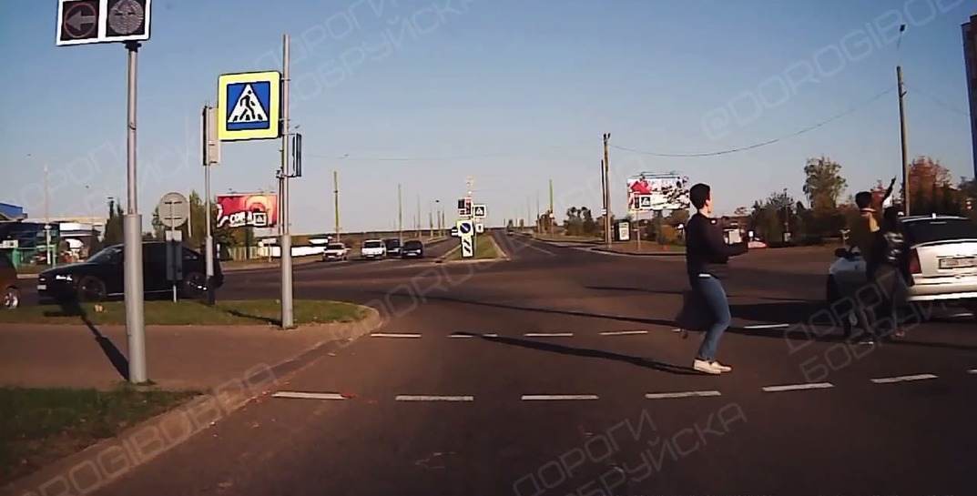 Очередная жесть на дороге: в Бобруйске водитель легковушки поехал на «красный» и едва не сбил пешеходов, которые шли по переходу