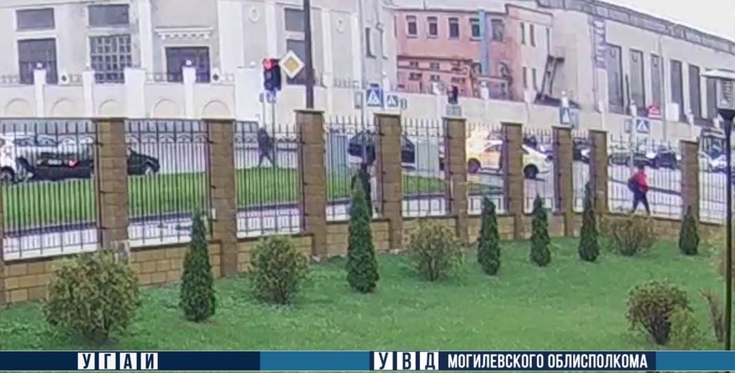 От удара такси загорелось, внутри была пассажирка с младенцем. В ГАИ показали видео с моментом ДТП на перекрестке Ленинской и Тимирязевской
